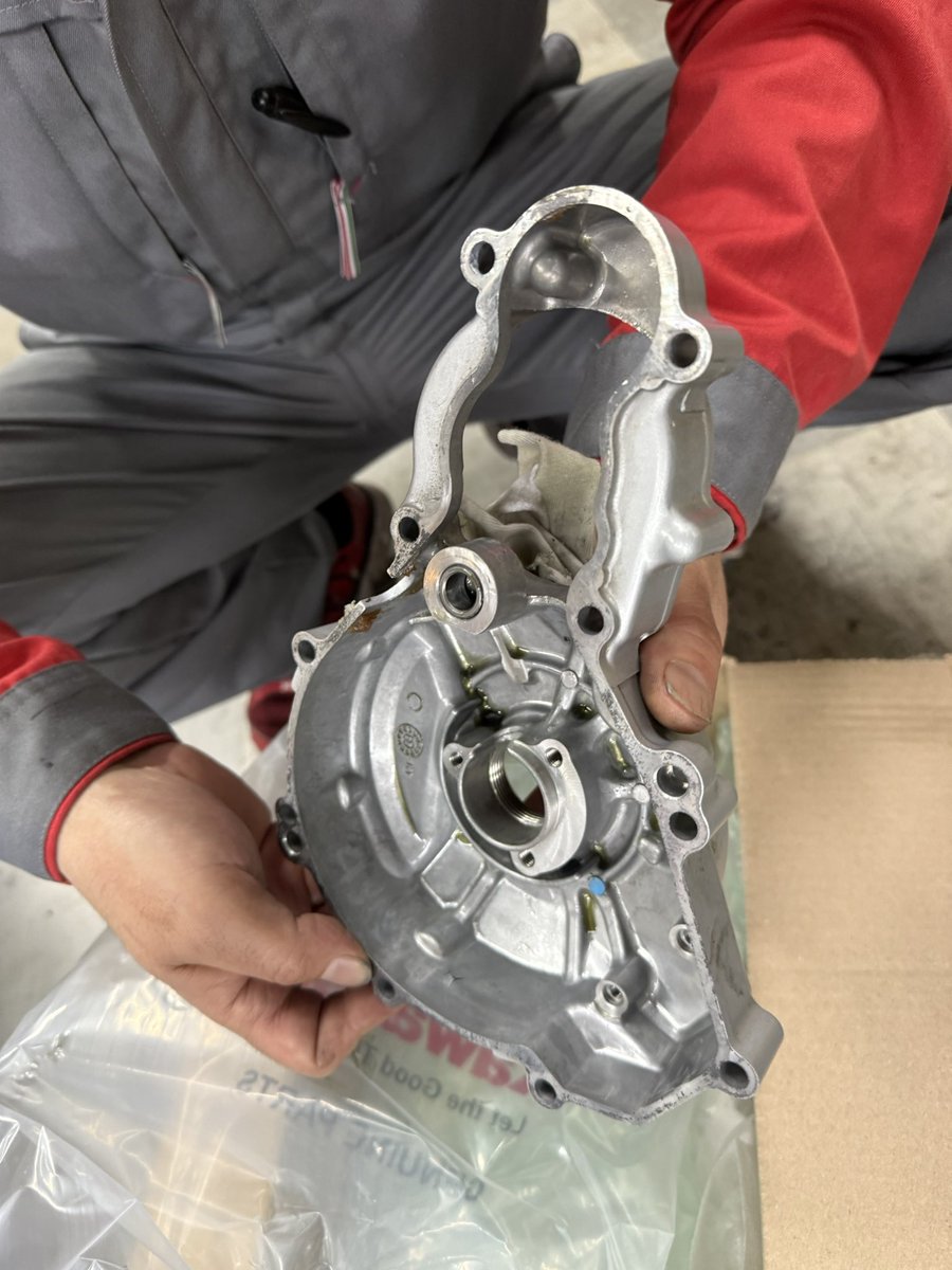 ojisapo's tweet photo. #klx230シェルパ のエンジンカバーからオイル漏れ
転倒一回、林道走行300kmぐらい
やっぱり飛び石かなぁ💦
今年の #四国アドベンチャーラリー では何もありませんように🙏 https://t.co/6UMscbOGS6