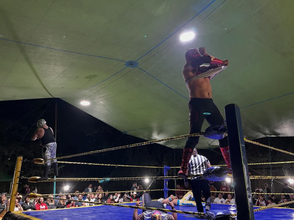 LaTijeraLucha's tweet image. Espectacular batalla especial que culmina con una lluvia de dinero, luego de lo realizado para los 4 contendientes, siendo la victoria para la dupla #Obelyus y #RedDemos, quienes doblegaron a los espectaculares #Takle y #ReyImperius, quienes se quedaron a poco de la victoria...