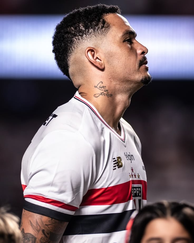 No jogo de hoje, Luciano ultrapassou simplesmente o Rogério Ceni na artilharia do São Paulo no Brasileirão e se tornou, também, o terceiro maior artilheiro com 66 gols.

Ele tem feito grandes coisas.