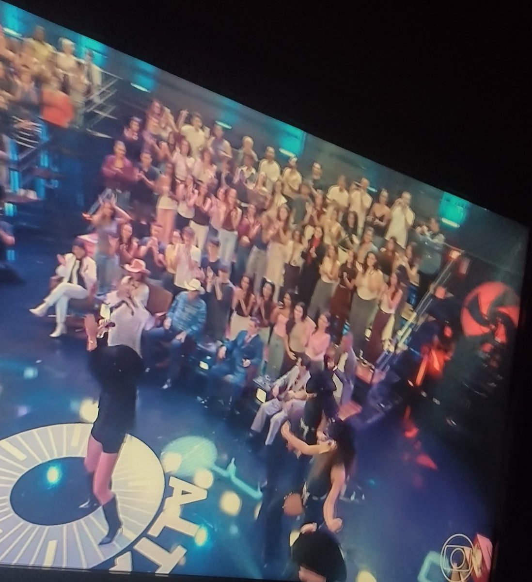 leonizzy's tweet photo. Altas horas hoje:
Ana Castela canta Olha onde eu tô;
Tema da novela Coração Acelerado;
Animação de centavos da plateia;
Eu que não gosto de sertanejo até que gosto da música; https://t.co/2ltkdATdcO