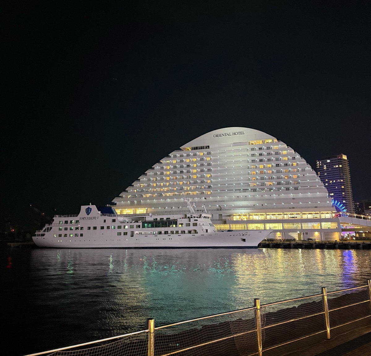 justonestep2025's tweet photo. Even in the dark,
the harbor holds its light 🌙
📍Kobe, Japan
#BoatChallenge #QuietMoments #VisitHyogo https://t.co/f0qxzLLo0U