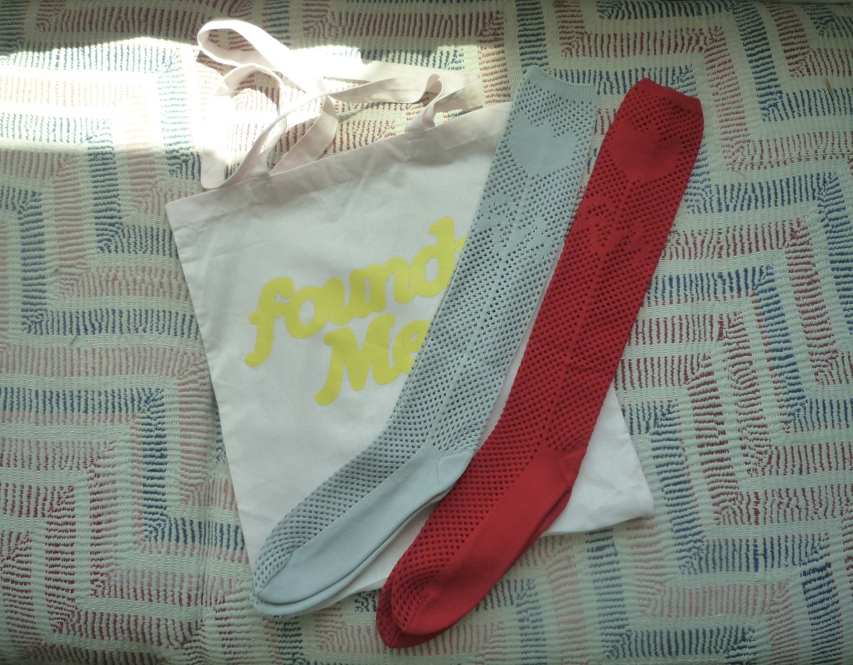 foundrymewsでかわいい靴下買った！ トートバッグぴんくにしたけど、赤