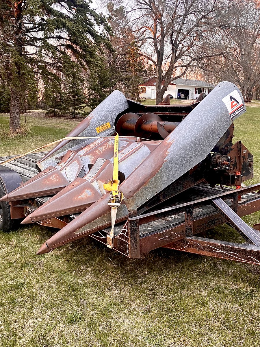 dertz19's tweet image. I feel like 3-row corn headers are making a comeback. #treasurehunting #gleanercombines