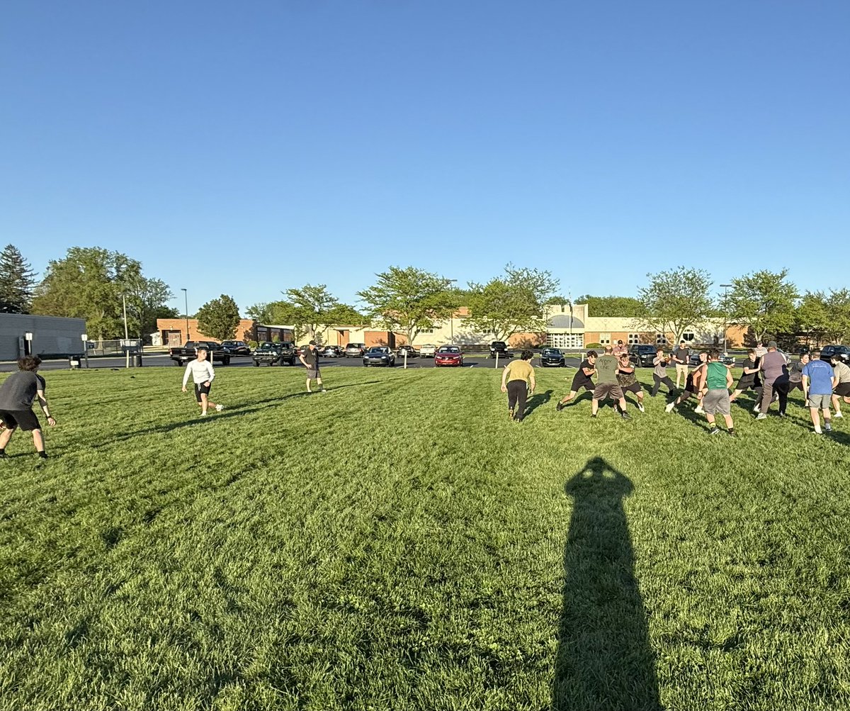 cometgridcoach's tweet photo. OTA #2 in the books.  Fast, focused, and energized tonight.  We are building something special.  Great job men!
#GoGreen #unfinishedbusiness https://t.co/fa4ZBesYqq
