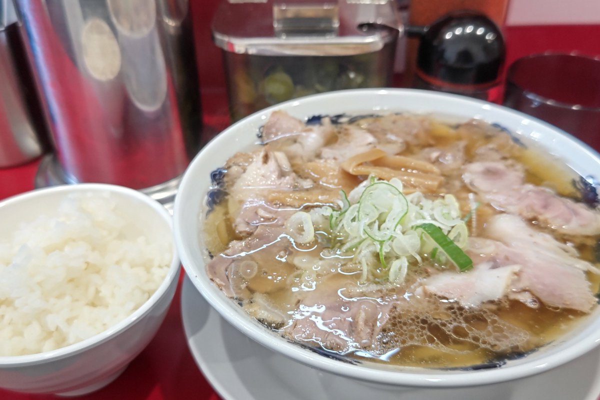 take88Kten's tweet photo. ちゃん系(正式には違う)の新店、中華そば尋にてチャーシュー麺を。
味は申し分無し。
美味いです。
量はやや少なめ。
サービスのご飯中も他店では小の量。
それと私の席の正面に箸やら味変アイテムが。
できれば席と席の間に置いて頂きたい。
私は良いのですが取る方が凄く気を遣われてましたので。 https://t.co/EM35XgO1z5