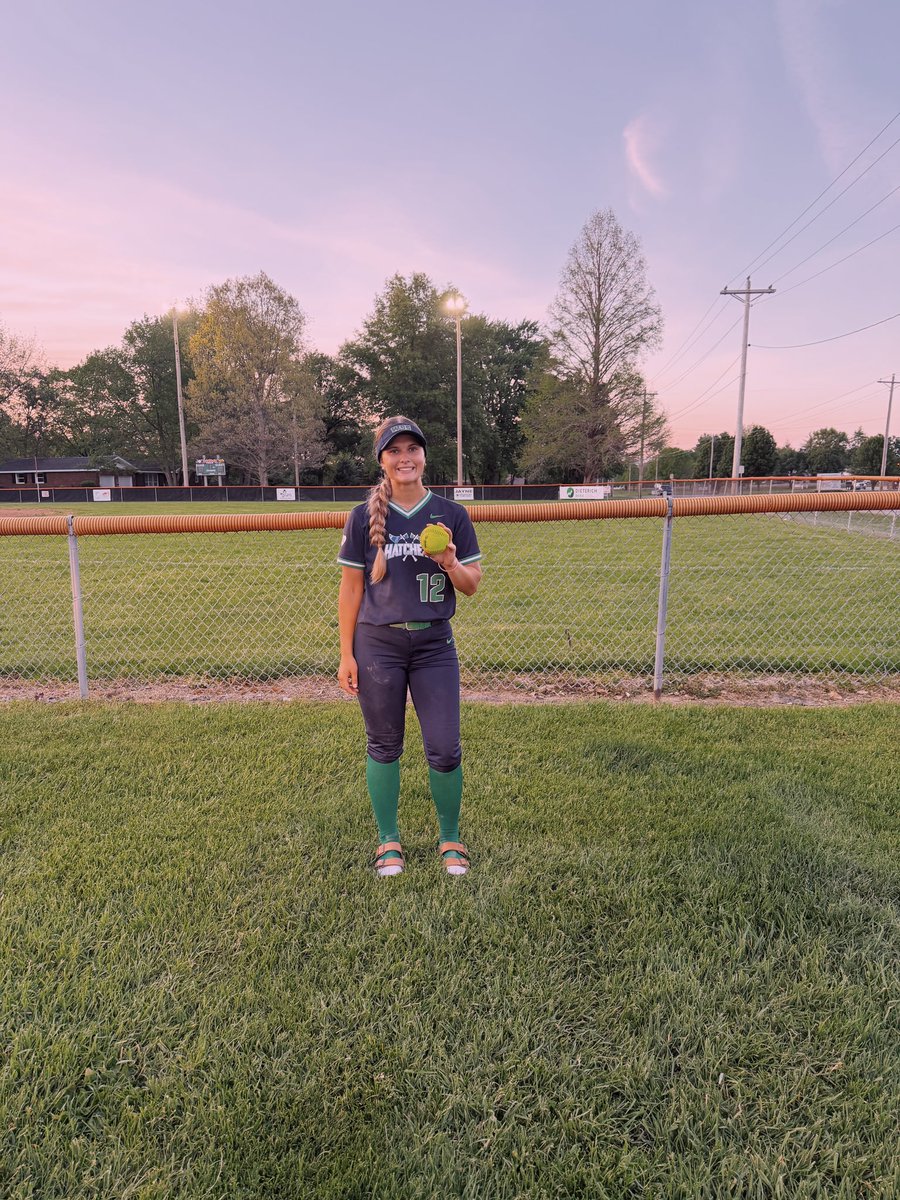 Clarissamj09's tweet photo. My high school team WSS Hatchets took a 8-0 win over Freeburg Friday and I had a 2-out 2 run homerun! https://t.co/HsVqz6yXFs