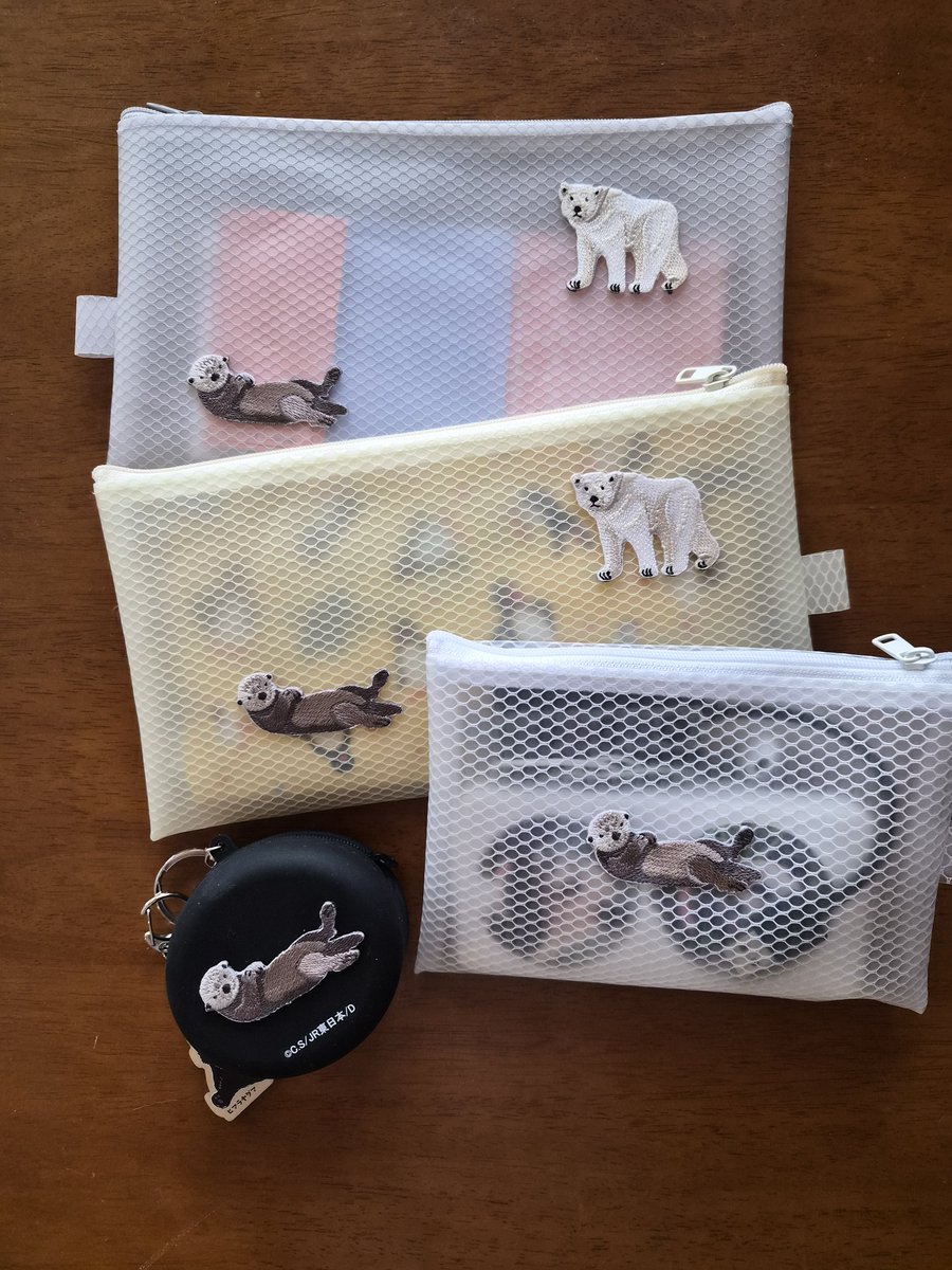 azukii's tweet photo. このワッペン、もともとアイロンとシールの２ウェイなのだが、シールの粘着が弱すぎてすぐはがれてしまうので強力粘着テープで貼ったらいい感じになった
#ユザワヤ
#ワッペン
#ラッコ
#ホッキョクグマ
#ツシマヤマネコ https://t.co/4J72E2VGsI