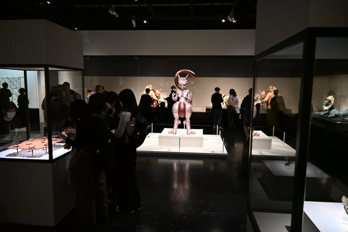 「ポケモン×工芸展―美とわざの大発見―」は、4月25日(土)に開幕しました。
開会式には、伝統文様「工字繋ぎ」の着物を着せてもらったピカチュウ、北海道だいすき発見隊のアローラロコンとロコンもやってきました！6月21日(日)まで。ご来場をお待ちしております(^o^)
#ポケモン工芸展　#pokemonxkogei