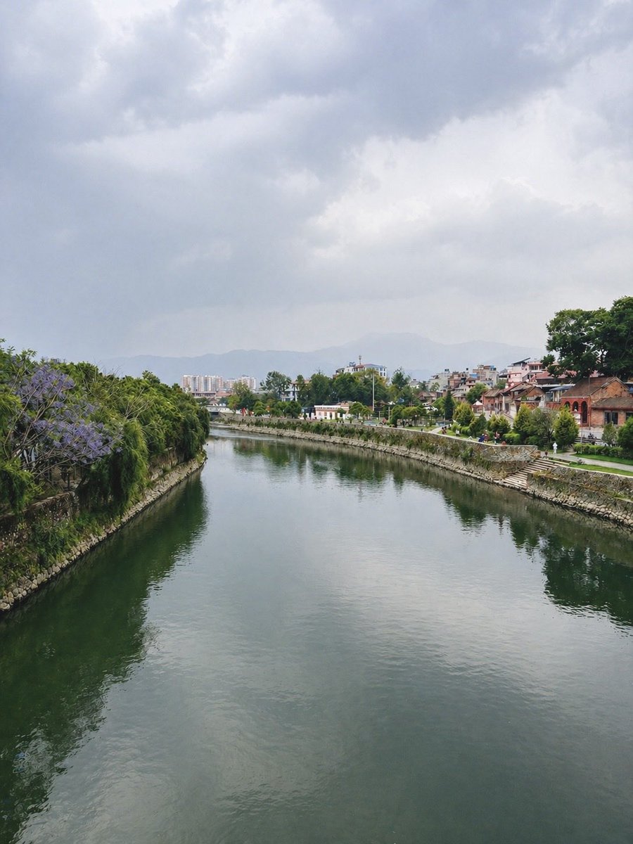 bwaake's tweet photo. Yedi khola safa bhaideko bhaye,
yo sahar paani ko aainama
muskurai rahantyo hola! 🍃
#kathmandu https://t.co/mbiVhyu81p