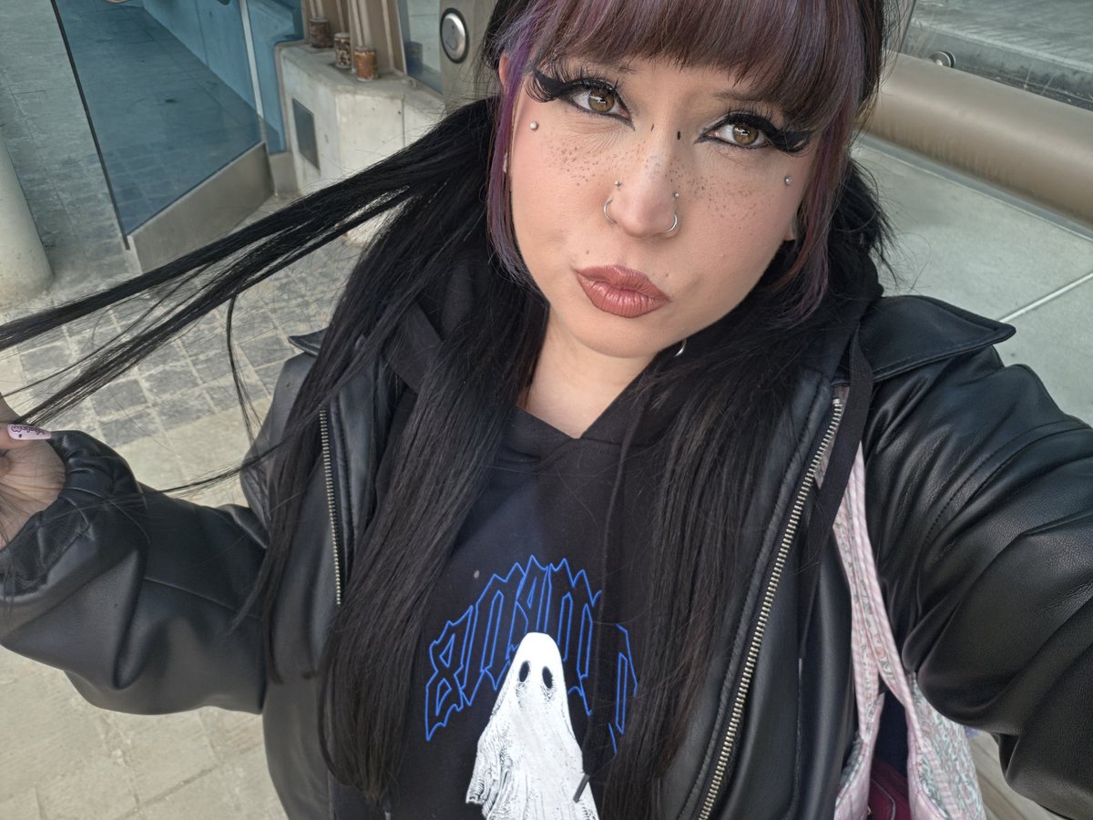 pixie666rose2's tweet photo. sometimes she goes outside https://t.co/AaFzceWQ5y