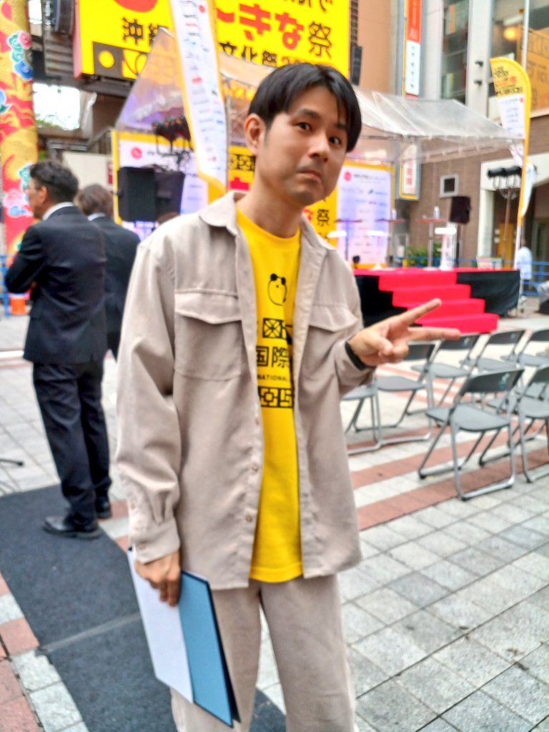 昨日は『 沖縄国際文化祭 』のてんぶす広場で臣悟さんがMCをすると聞き、仕事が終わってから行って来ました。見れて良かった～(*>∀<*)✨️
#知念臣悟
#沖縄国際文化祭