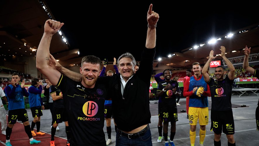 Azizi love account tweet media