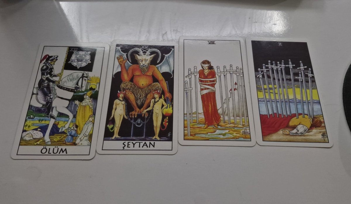 Sadece kırk yılın başı uyumadan önce tarot bakmak istemiştim bu ne amk