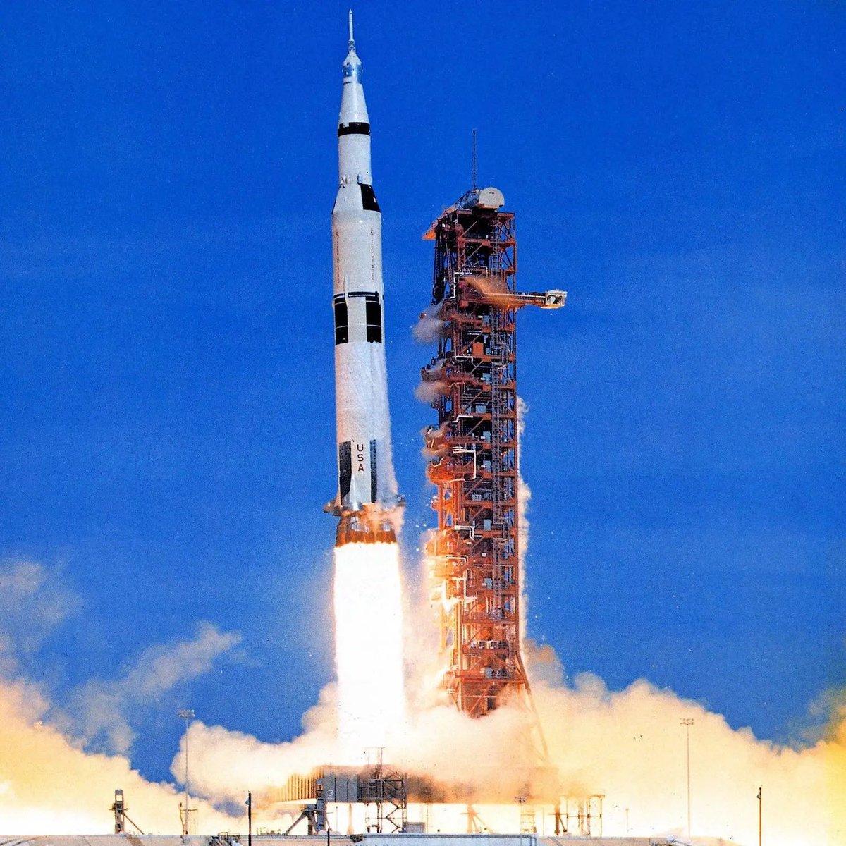 SCHALLEReading's tweet photo. National Library Week concluded with the epic build of @nasa’s Saturn V Rocket in the makerspace! Taking about 3 days to build, our Hornets are ready to launch this set to the top of the bookshelf! @aldinelibraries 🧑‍🚀 🚀 #STEMintheLibrary https://t.co/2EX591gR7r