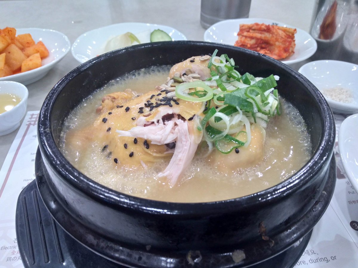 isaribi11's tweet photo. ソウルで食べた美味しかった。
小皿がたくさん出てきて驚いた。 https://t.co/40bnD8OeSw