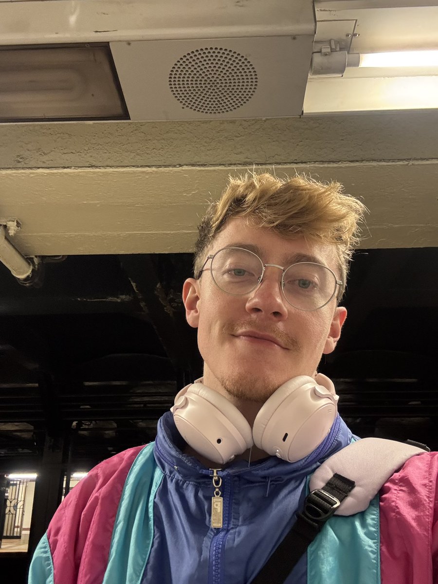 NaurCleoor's tweet photo. It’s raining all day so I’ll be gaming 🤓 https://t.co/OUELDGiSWU