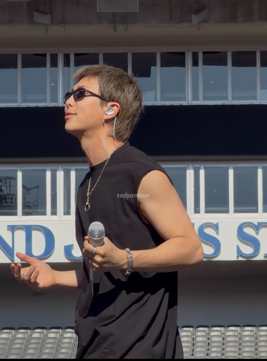 tadyontour's tweet photo. JOON SLEEVELESS https://t.co/kLKRgkbMvP