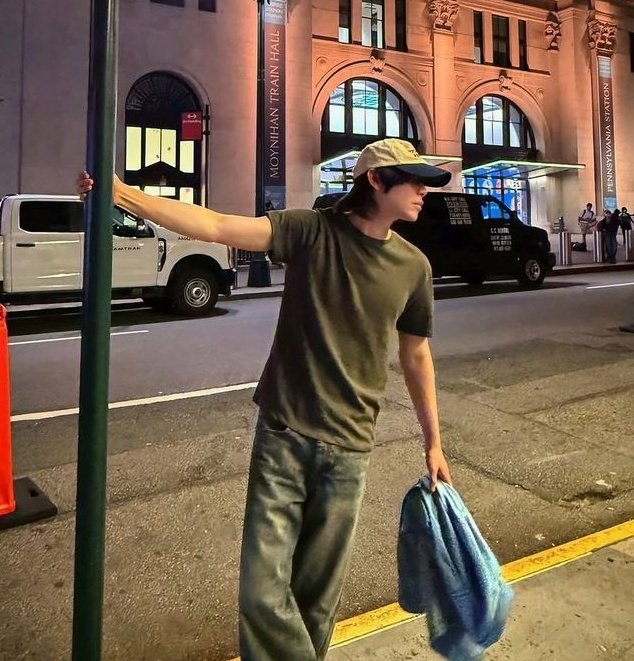 HOURLY FIRST tweet media