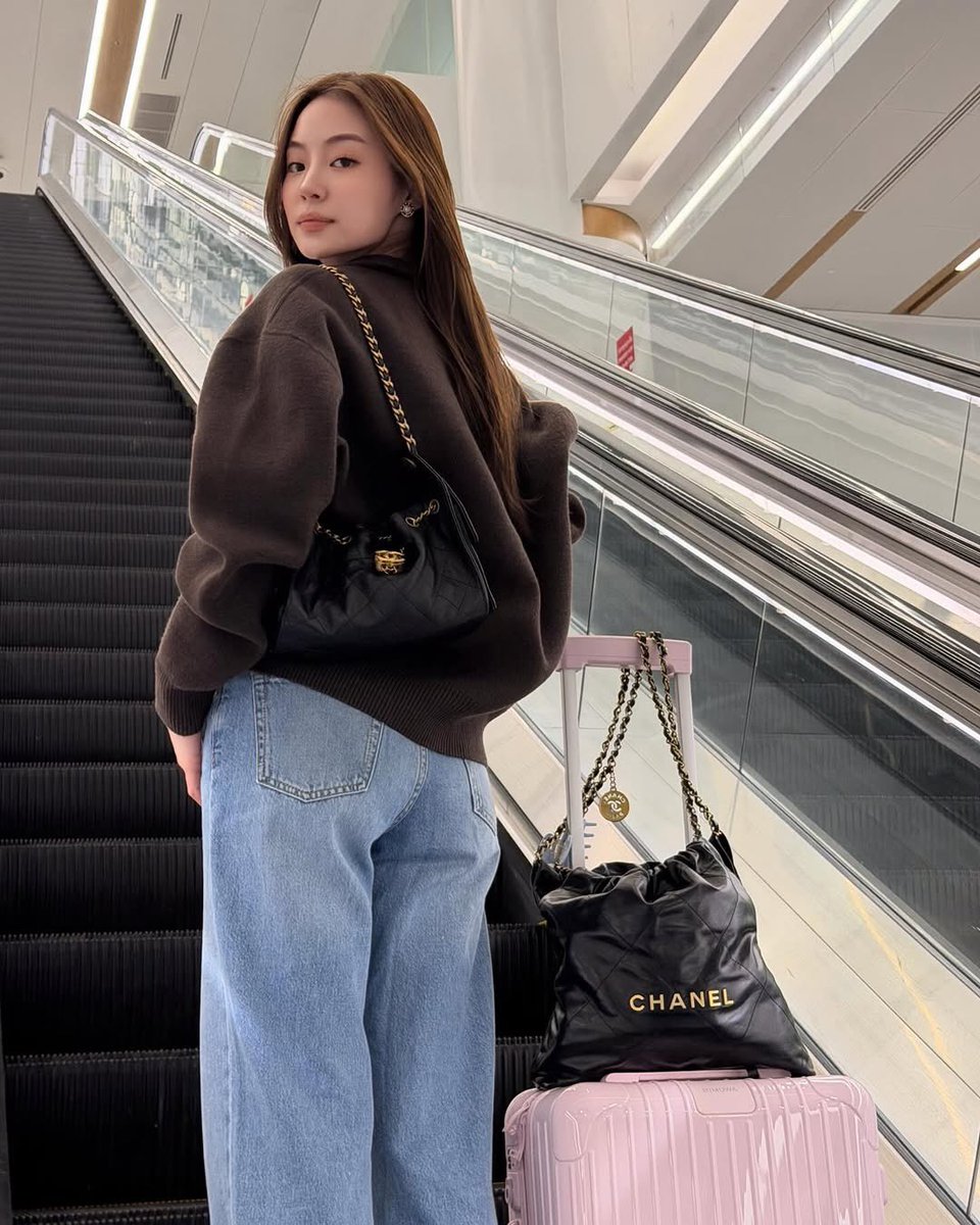 LOfficielThai's tweet image. #TravelInstyle เปิดภาพของนักแสดงสาว หมิว-ณัชชา แขกคนสำคัญของ CHANEL ขณะเตรียมตัวเดินทางเพื่อเข้าร่วมชมแฟชั่นโชว์คอลเลกชั่น Cruise 2026/27 ซึ่งจะจัดขึ้นอย่างยิ่งใหญ่ ณ เมืองบีอาร์ริตซ์ ประเทศ ฝรั่งเศส ในวันอังคารที่ 28 เมษายนนี้

#LOfficielThailand
#ChanelCruise
#miunatsha