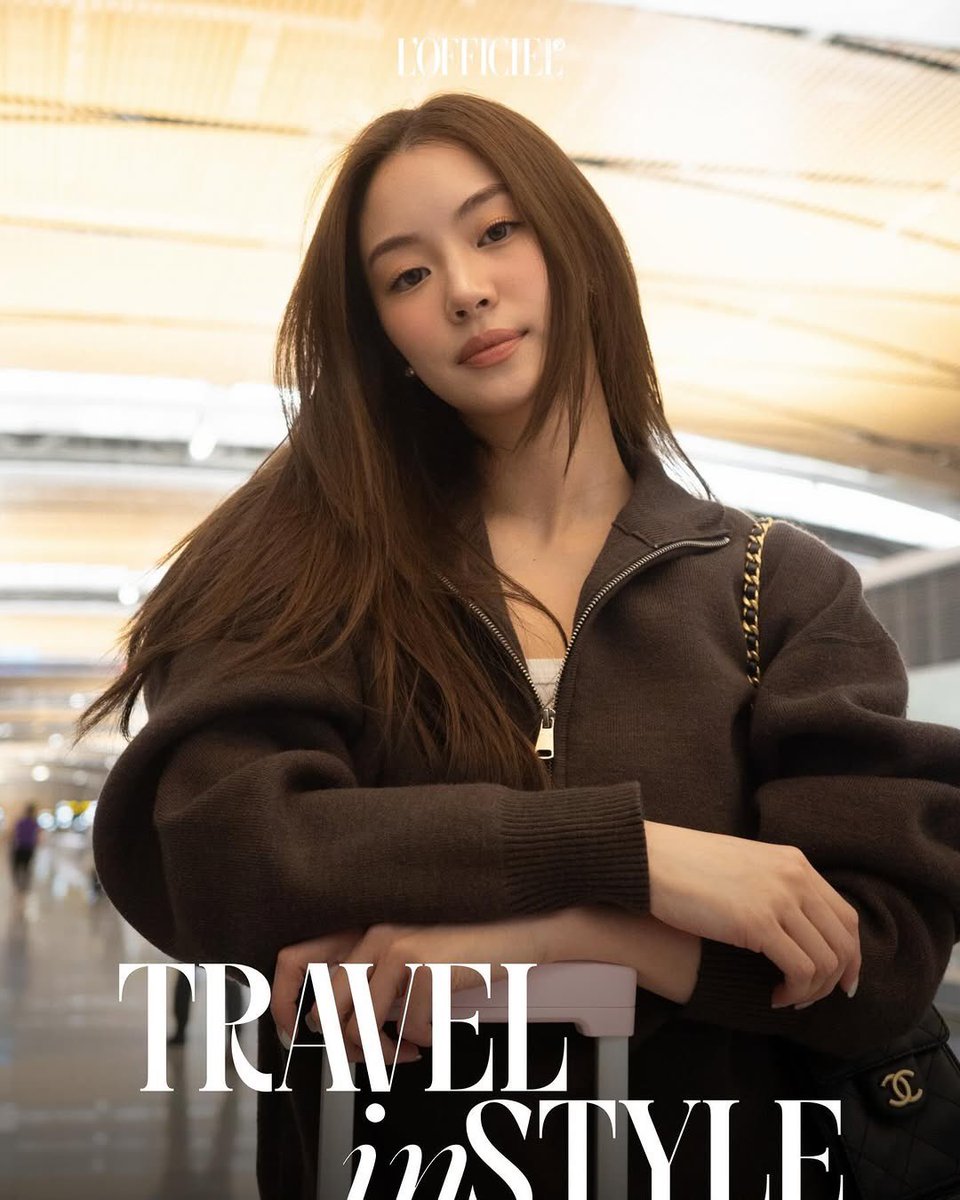 LOfficielThai's tweet image. #TravelInstyle เปิดภาพของนักแสดงสาว หมิว-ณัชชา แขกคนสำคัญของ CHANEL ขณะเตรียมตัวเดินทางเพื่อเข้าร่วมชมแฟชั่นโชว์คอลเลกชั่น Cruise 2026/27 ซึ่งจะจัดขึ้นอย่างยิ่งใหญ่ ณ เมืองบีอาร์ริตซ์ ประเทศ ฝรั่งเศส ในวันอังคารที่ 28 เมษายนนี้

#LOfficielThailand
#ChanelCruise
#miunatsha