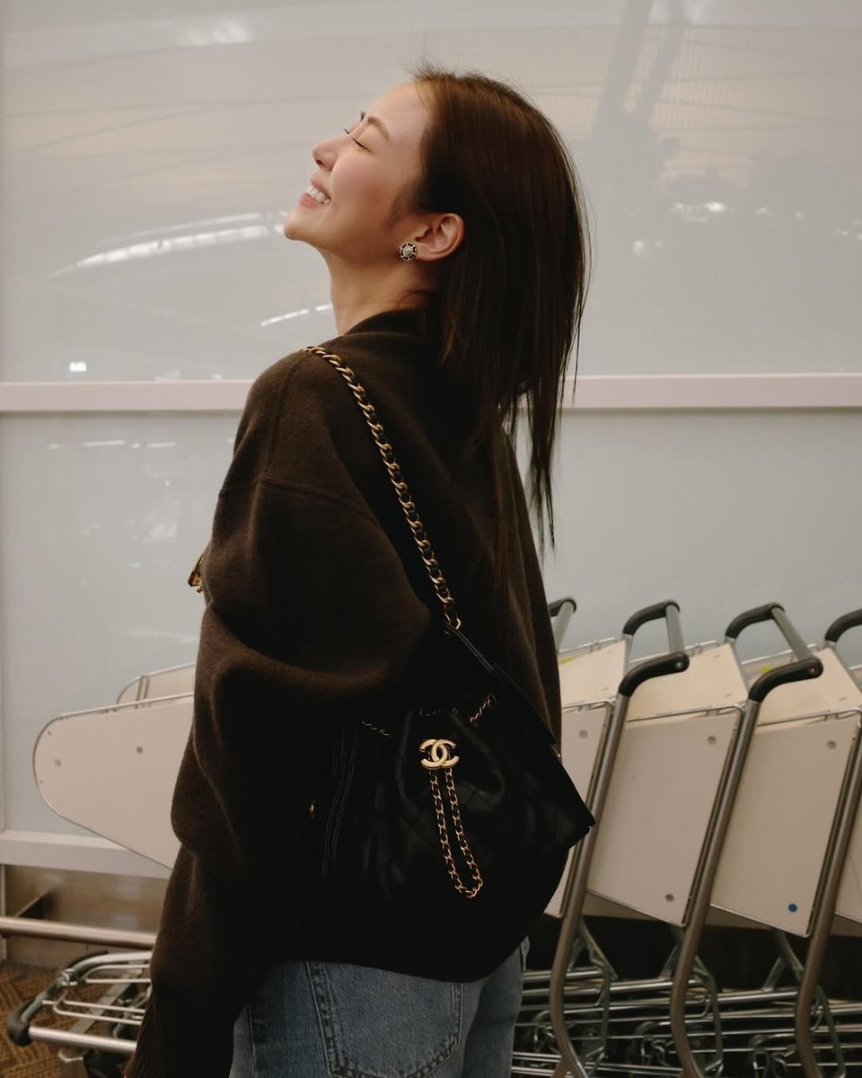 LOfficielThai's tweet image. #TravelInstyle เปิดภาพของนักแสดงสาว หมิว-ณัชชา แขกคนสำคัญของ CHANEL ขณะเตรียมตัวเดินทางเพื่อเข้าร่วมชมแฟชั่นโชว์คอลเลกชั่น Cruise 2026/27 ซึ่งจะจัดขึ้นอย่างยิ่งใหญ่ ณ เมืองบีอาร์ริตซ์ ประเทศ ฝรั่งเศส ในวันอังคารที่ 28 เมษายนนี้

#LOfficielThailand
#ChanelCruise
#miunatsha