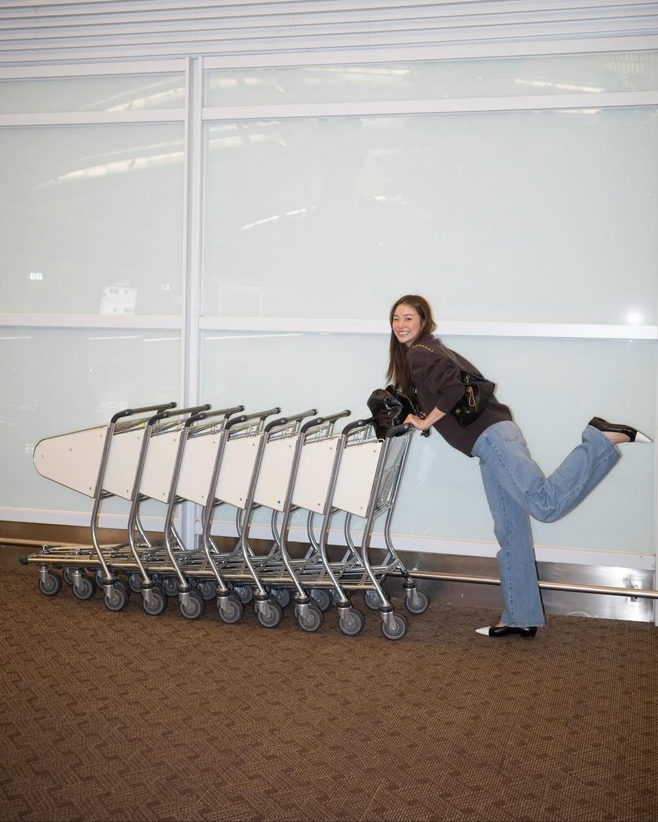 LOfficielThai's tweet image. #TravelInstyle เปิดภาพของนักแสดงสาว หมิว-ณัชชา แขกคนสำคัญของ CHANEL ขณะเตรียมตัวเดินทางเพื่อเข้าร่วมชมแฟชั่นโชว์คอลเลกชั่น Cruise 2026/27 ซึ่งจะจัดขึ้นอย่างยิ่งใหญ่ ณ เมืองบีอาร์ริตซ์ ประเทศ ฝรั่งเศส ในวันอังคารที่ 28 เมษายนนี้

#LOfficielThailand
#ChanelCruise
#miunatsha