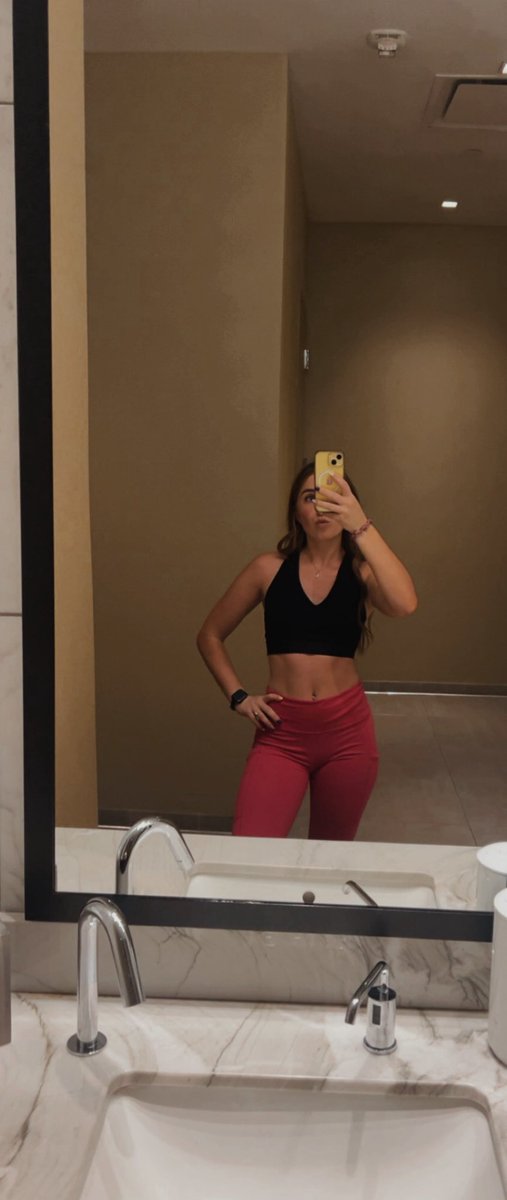 goddesshopee77's tweet photo. gym brat https://t.co/UsjNv6dfcz