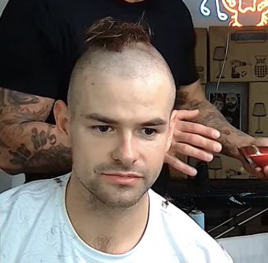 wygląda jakby miał flashbacki z indii