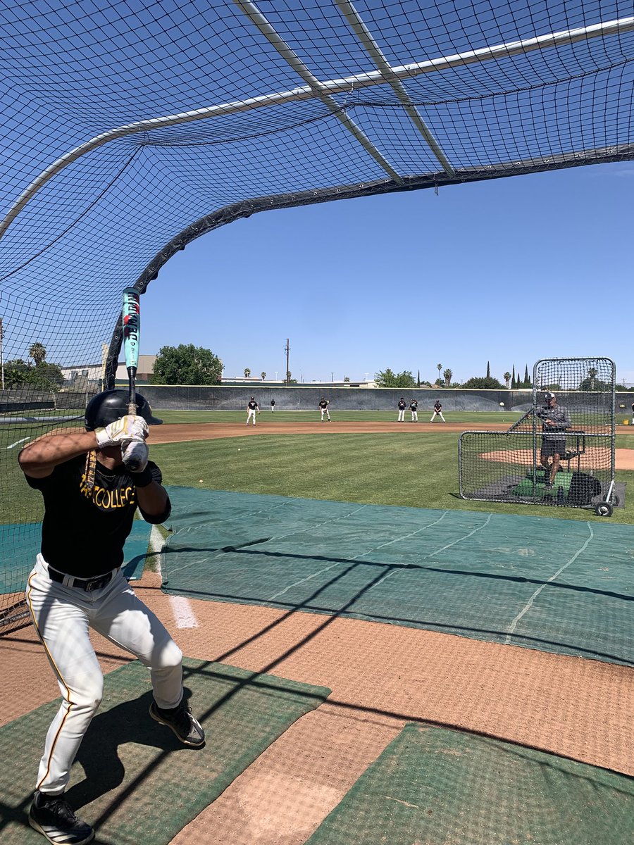 taftcollegeball's tweet photo. Yesterday was Coach Vince’s last home baseball game. The result of the game did not turn out as planned. Now the Cougars will have to wait until tomorrow to see if they receive an at-large spot in the @3C2Asports playoffs. https://t.co/jALY6MYiCC