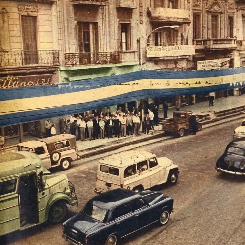 Diciembre 1964, Boca campeón, bandera en Av Alte Brown e/Brandsen y Pinzón.
Foto Catalinas Sur- La Boca página de facebook.