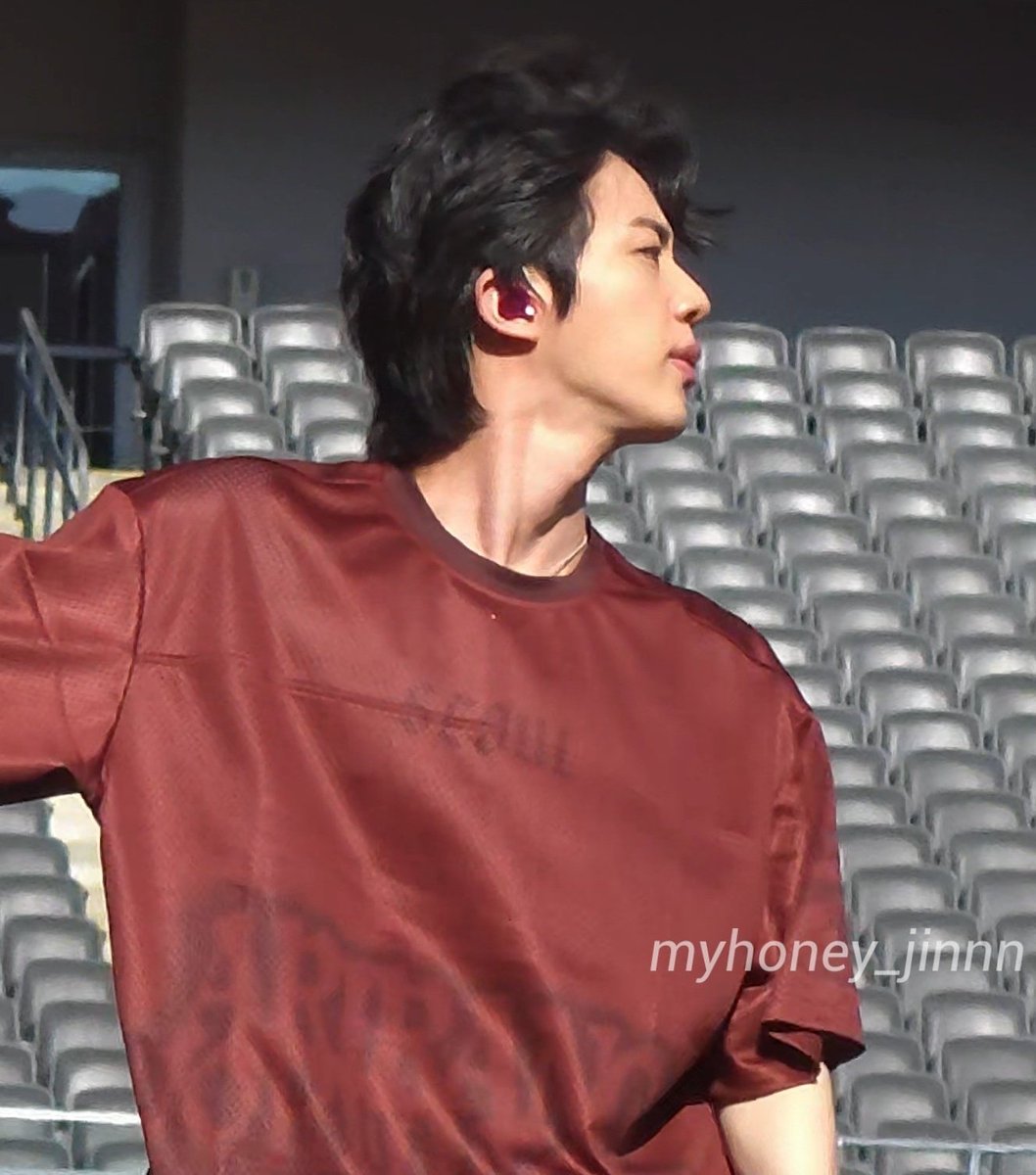 onlyforseokjini's tweet photo. a 10 out of 10 side profile https://t.co/LV4m9MJHlC