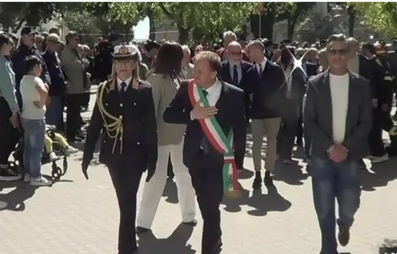 Frances99687883's tweet photo. Scorie fasciste di questo #25Aprile2026 in #Puglia : il vicepresidente del Consiglio comunale di #Monopoli scrive di non aver nulla da festeggiare,con tanto di “Faccetta nera” come sfondo musicale. L’assessora alla Cultura di #Canosa vieta “Bella ciao”. I militari in pensione  1/ https://t.co/FApGOBGeOM