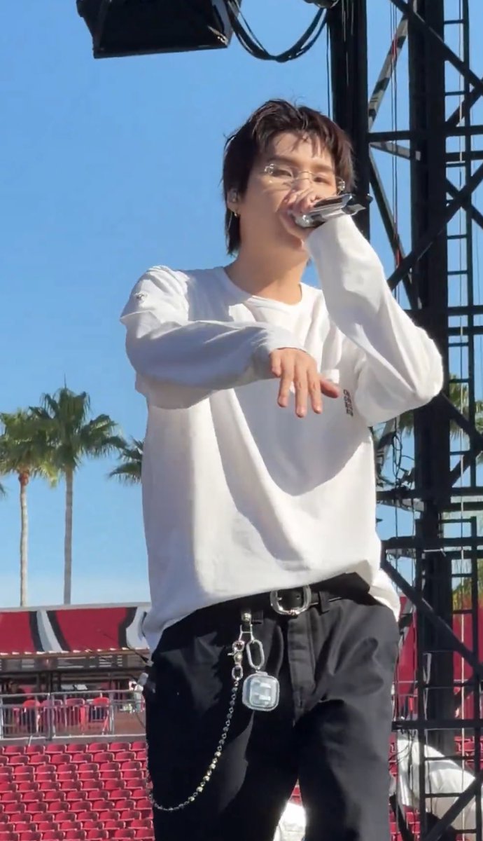 aguststream's tweet photo. yoongi was wearing his Galaxy Buds4 Pro, the best Samsung ambassador 🙂‍↕️ https://t.co/2wL2pyPOZx
