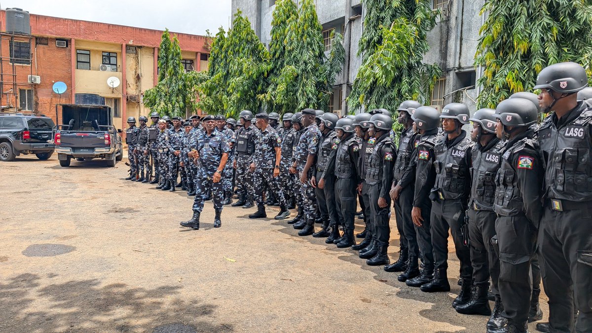 Tunji_Kinsun's tweet photo. A cold call visitation to where the story started. Addressing the present commander of the Lagos State Rapid Response Squad. 
"You must take full control of the actions of your men. Discipline is non-negotiable going forward" https://t.co/Mdex13huuC