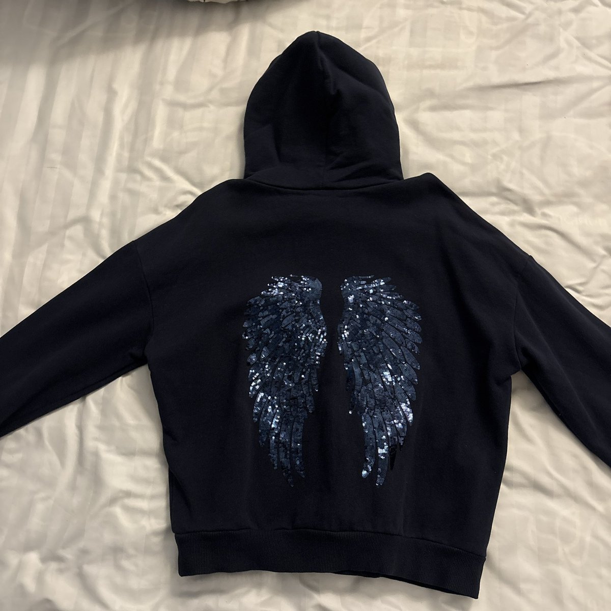 lq9hg's tweet image. ส่งต่อฮู้ด🩶 wings subdued size S 🩶  
1,850 ฿ ค่า 
*dm ไม่ได้ทิ้งช่องทางการติดต่ออื่นไว้ได้เลยคับเดี๋ยวเค้า dm ไป* #subdued #brandy #duex #ส่งต่อsubdued #ส่งต่อbrandy #ส่งต่อเสื้อผ้า #ส่งต่อเสื้อผ้ามือสอง #เสื้อผ้ามือสอง
