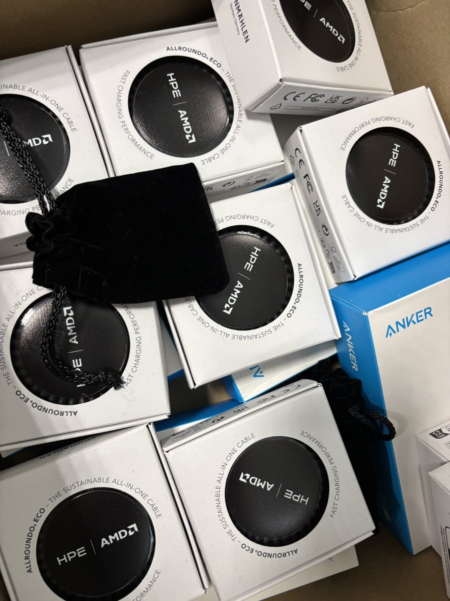 HPECDS_ES's tweet photo. Mención especial para @AMD que un año más nos ha proporcionado los goodies para los finalistas 🤜🏻🤛🏻 #TechChallenge #TheHackathon #HPE #CDS https://t.co/EH95oK4sVg