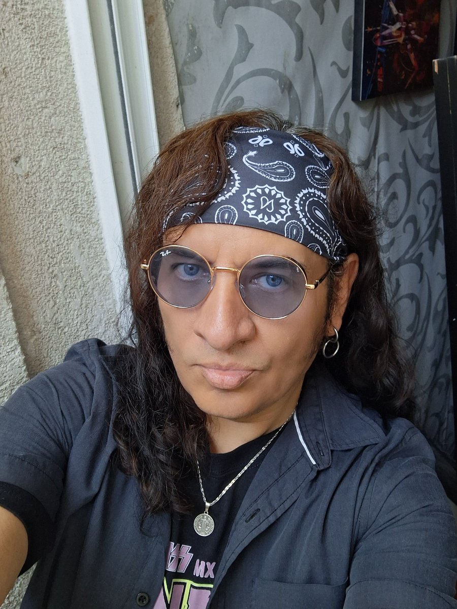 marksimmons332's tweet photo. Metal saturday to every one 🤟🏻 
https://t.co/bWIARcKfmI #fypシ゚viral #viral #metal @LOSMEJORESROCK @MetalHammer @MetalGuardianes https://t.co/wmkmnmfNfn