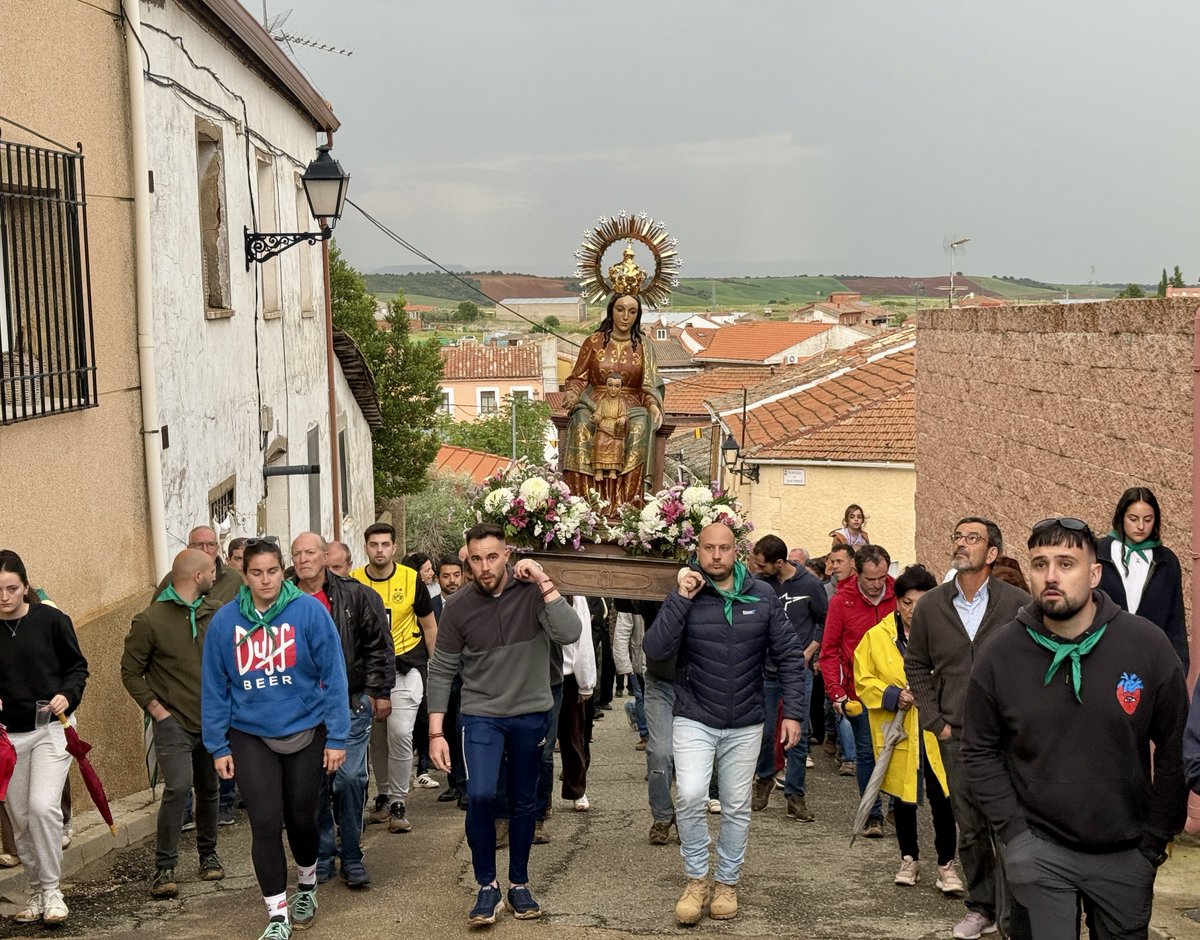 VOX_Guadalajara's tweet photo. 🌿 Hoy hemos acompañado a los vecinos de Robledillo de Mohernando en la celebración de San Marcos y de la Virgen de Valdelagua.
🙏 Hemos participado en el recibimiento de la Virgen en la ermita de la Soledad y en la posterior misa solemne.
#RobledilloDeMohernando #Valdelagua https://t.co/9v495qRzAd