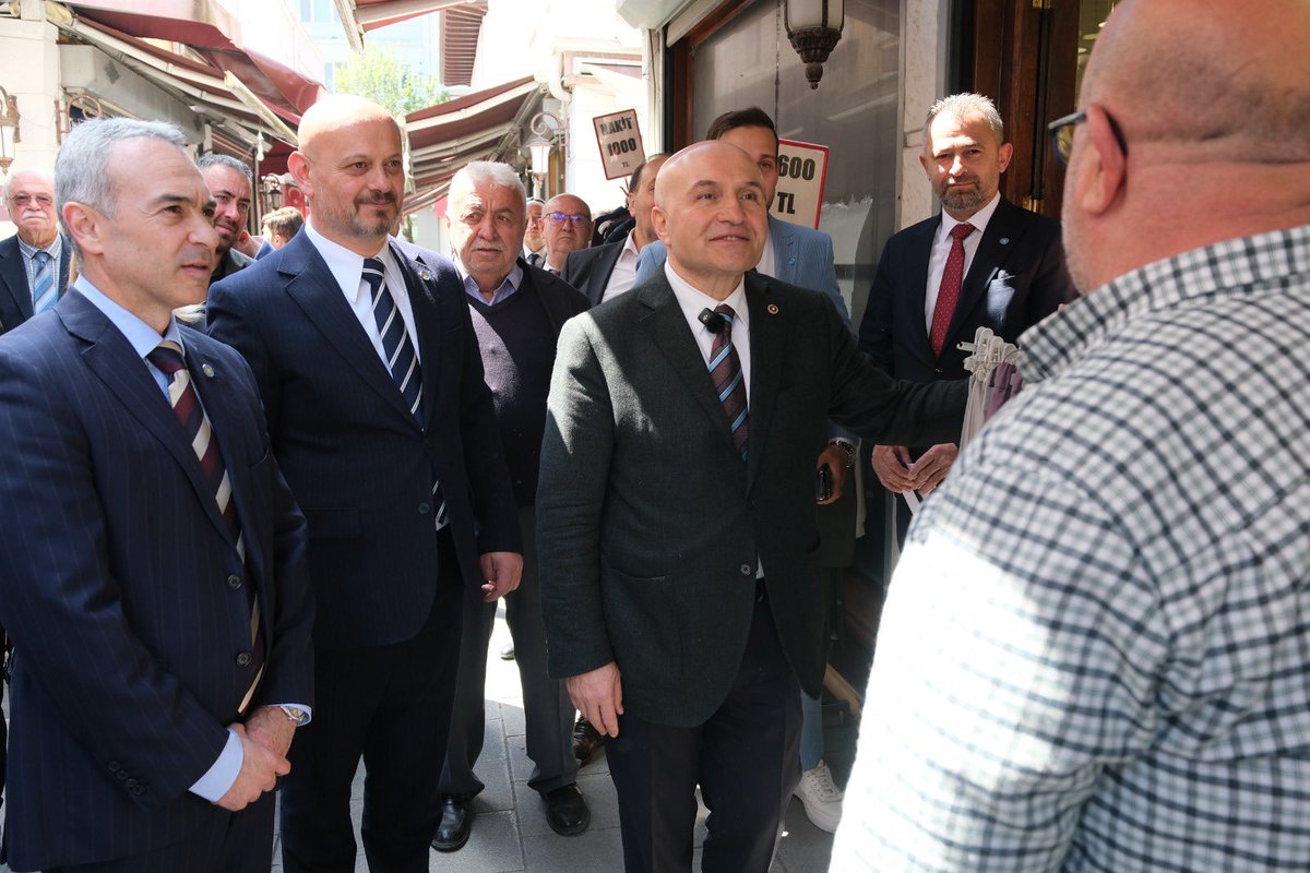 📍 Sakarya

Kalkınma Politikaları Başkanımız, Samsun Milletvekilimiz SN.Erhan Usta'nın basın toplantısı ile başlayan Cuma namazı sonrası tarihi Uzunçarşı'da kıymetli esnaflarımızı ziyaret ederek devamında Ferizli Belediyesi'nde Başkanımız Mehmet Ata'yı ve işyerinde Berberler