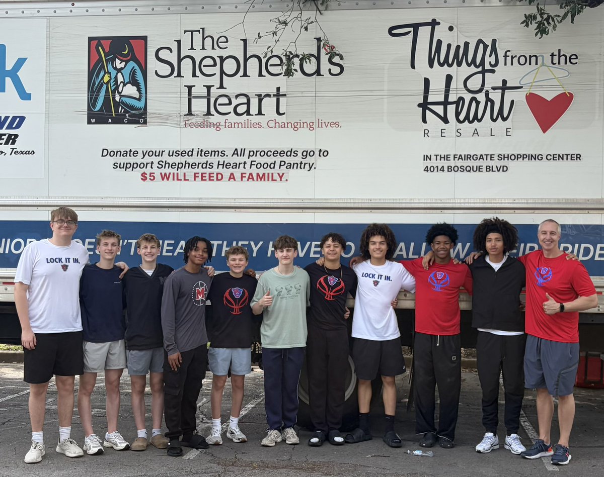 midway_hoops's tweet photo. Had a great morning serving alongside the incredible team at Shepherd’s Heart, providing meals to the Waco community. Proud of our players and the way they show up with hearts to serve and give back. Blessed to be a blessing!  Ⓜ️🏀 @MidwayPanthers https://t.co/oxIrbsvjpw