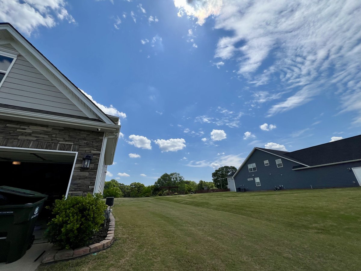 Mesa_T_Aphophas's tweet image. #BlueTerra #Elako #Light #KISHAPOLEE #GalacticFederationOfLight #Home

The clouds around the house today were truly beautiful and quite creative! 

They showed just how amazing this beautiful blue spec can show off its magnificent colors!

We live on a planet that’s so