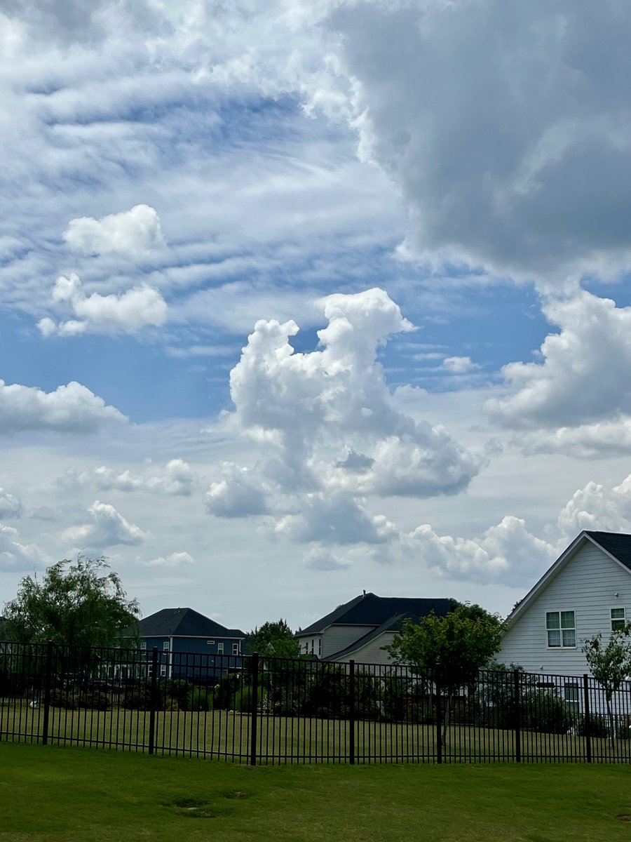 Mesa_T_Aphophas's tweet image. #BlueTerra #Elako #Light #KISHAPOLEE #GalacticFederationOfLight #Home

The clouds around the house today were truly beautiful and quite creative! 

They showed just how amazing this beautiful blue spec can show off its magnificent colors!

We live on a planet that’s so