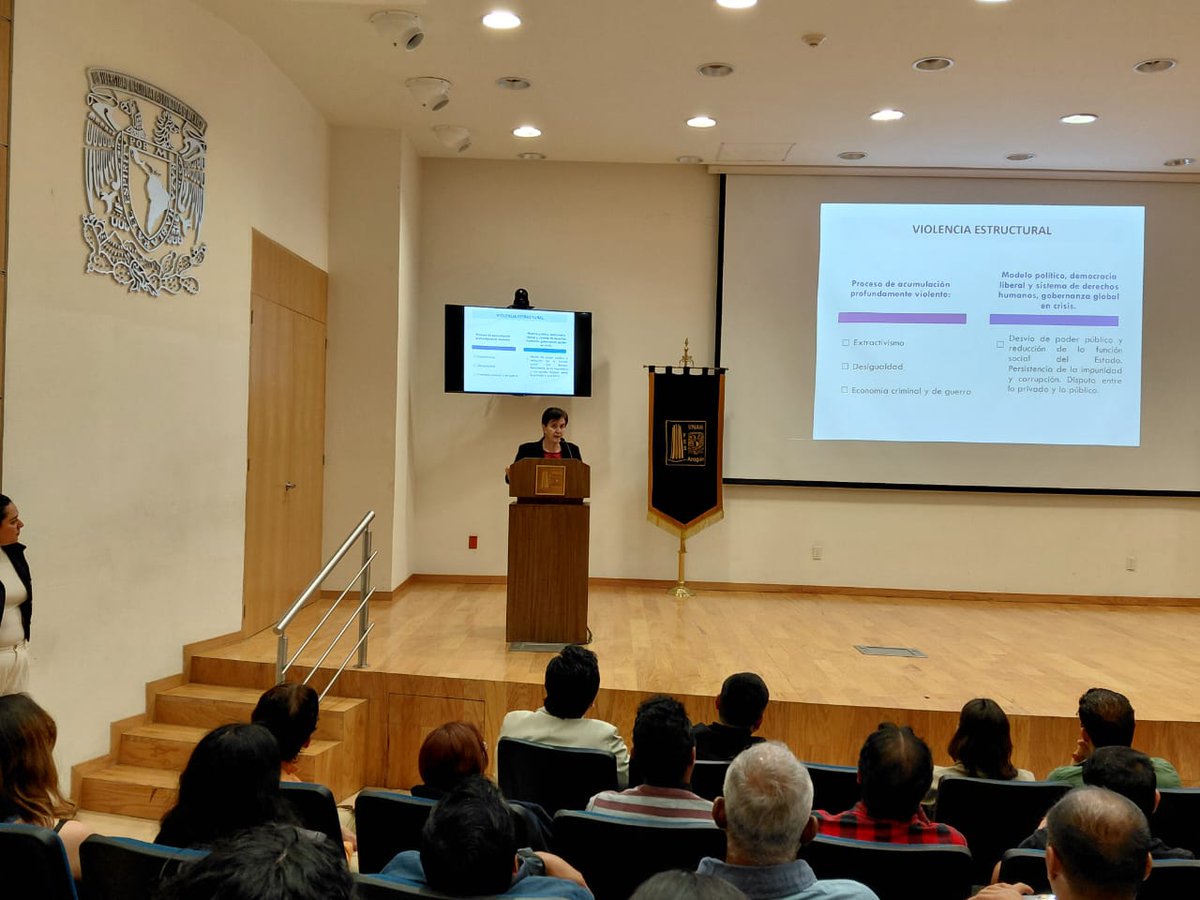 CDHCMX's tweet image. En su ponencia, Ombudsperson capitalina llamó a impulsar una estrategia integral de construcción de paz que coloque a los derechos humanos #DDHH como eje central y parámetro de actuación. "Este camino puede guiarnos para avanzar como sociedad", apuntó.