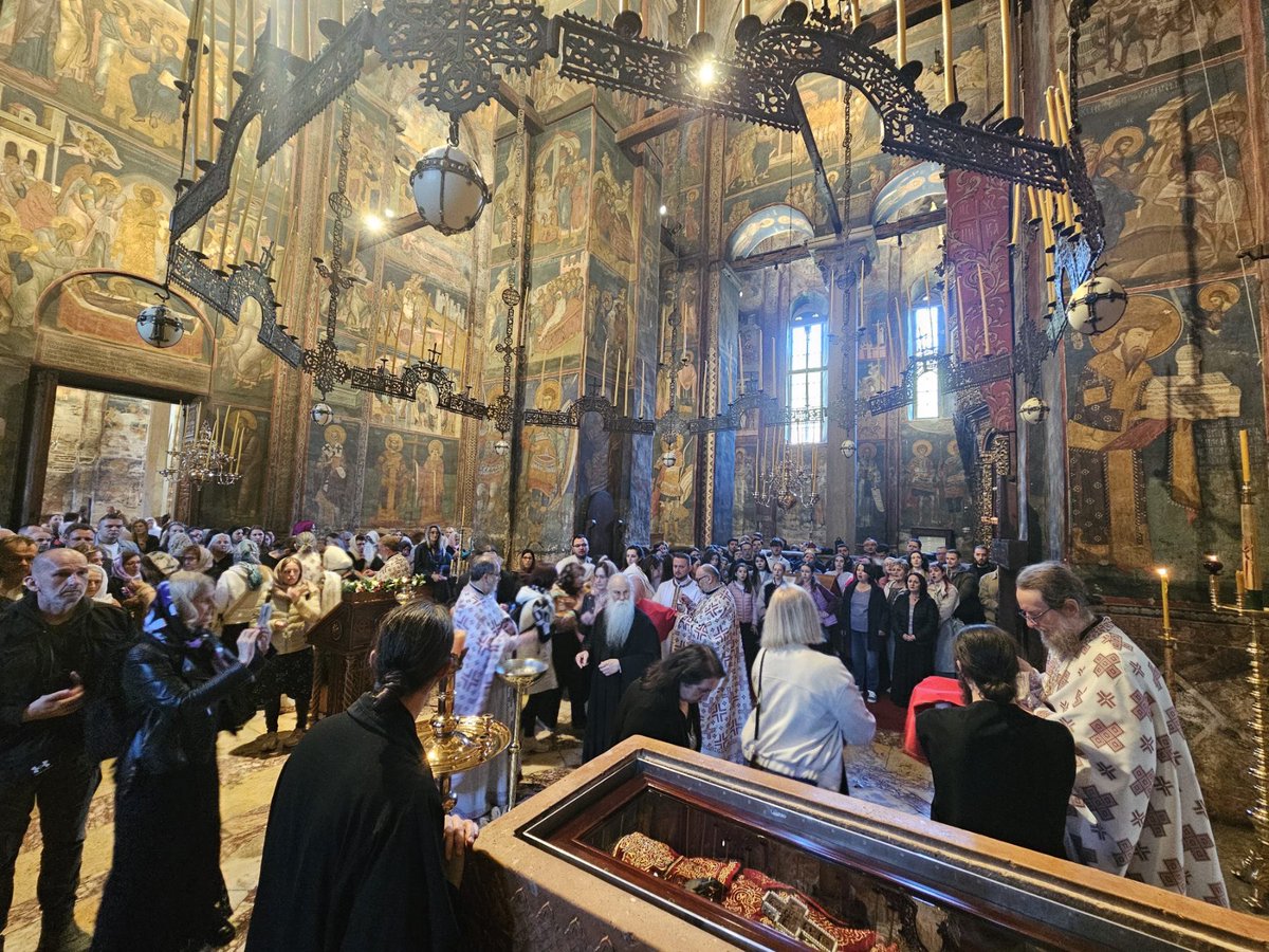 DecaniMonastery's tweet photo. Today, Saturday, 25 April, around 250 faithful from various regions gathered for the Divine Liturgy at Visoki Dečani Monastery. The service was sung by the Niš Church Choir “Branko,” conducted by Protinica Sara Cincarević. Throughout the day, the monastery was visited by several groups of pilgrims.
#SerbianOrthodoxChurch #DecaniMonastery #Kosovo