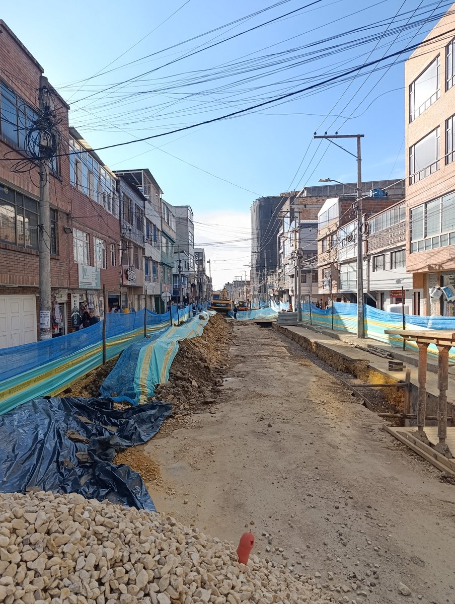 aledesobediente's tweet photo. Bogotá 2026, capital mundial de la polisombra, la obra inconclusa y las prórrogas en contratos de obra pública. El paraíso si eres contratista, el infierno si tienes un carro y aspiras moverte sin contratiempos por cualquier lugar 😖 https://t.co/P5FnIGeAOu