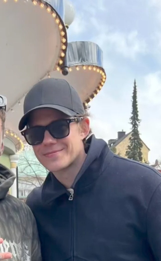 Executive producer Bill Skarsgård|🪩 tweet media