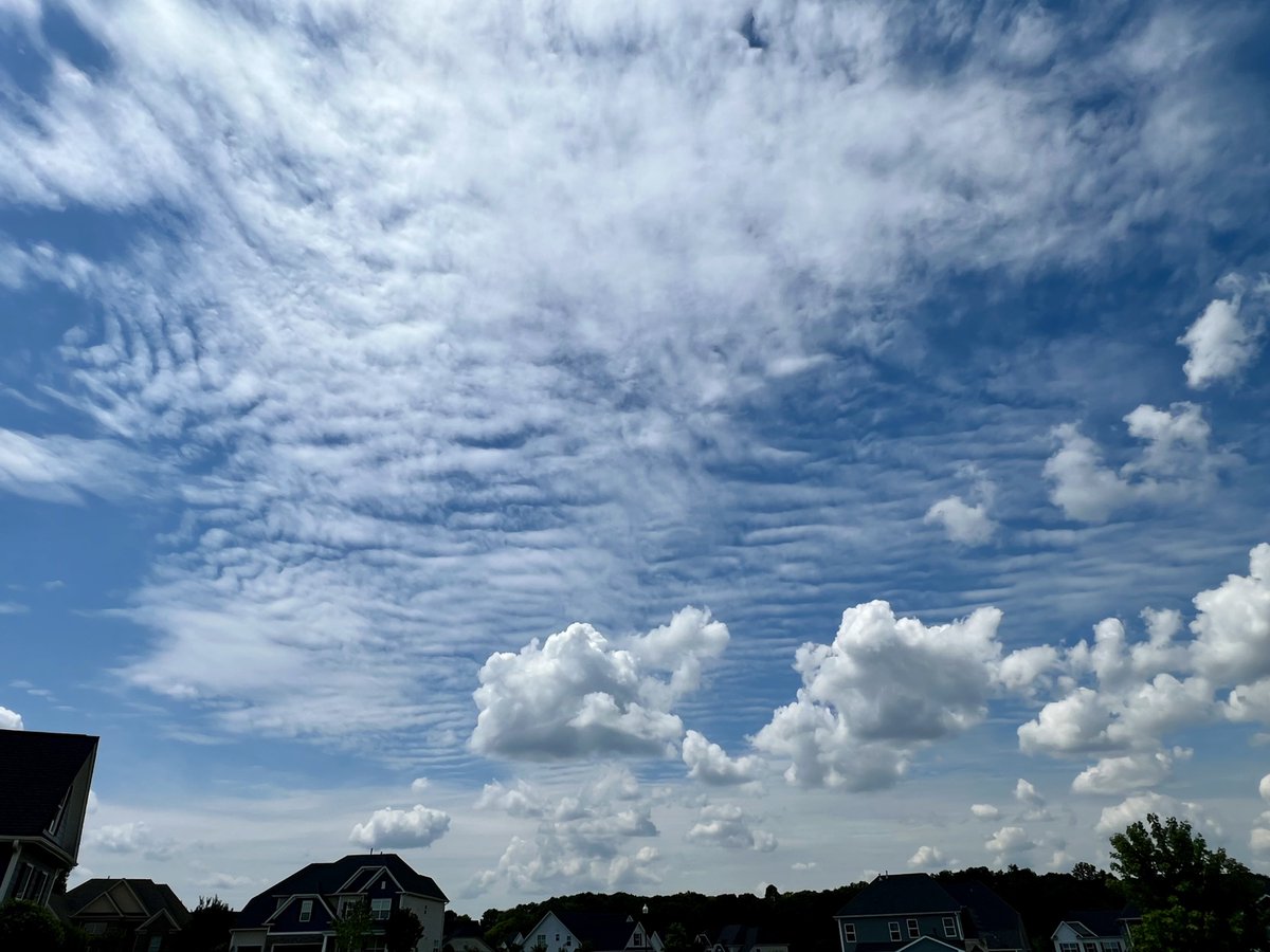 Mesa_T_Aphophas's tweet image. #BlueTerra #Elako #Light #KISHAPOLEE #GalacticFederationOfLight #Home

The clouds around the house today were truly beautiful and quite creative! 

They showed just how amazing this beautiful blue spec can show off its magnificent colors!

We live on a planet that’s so