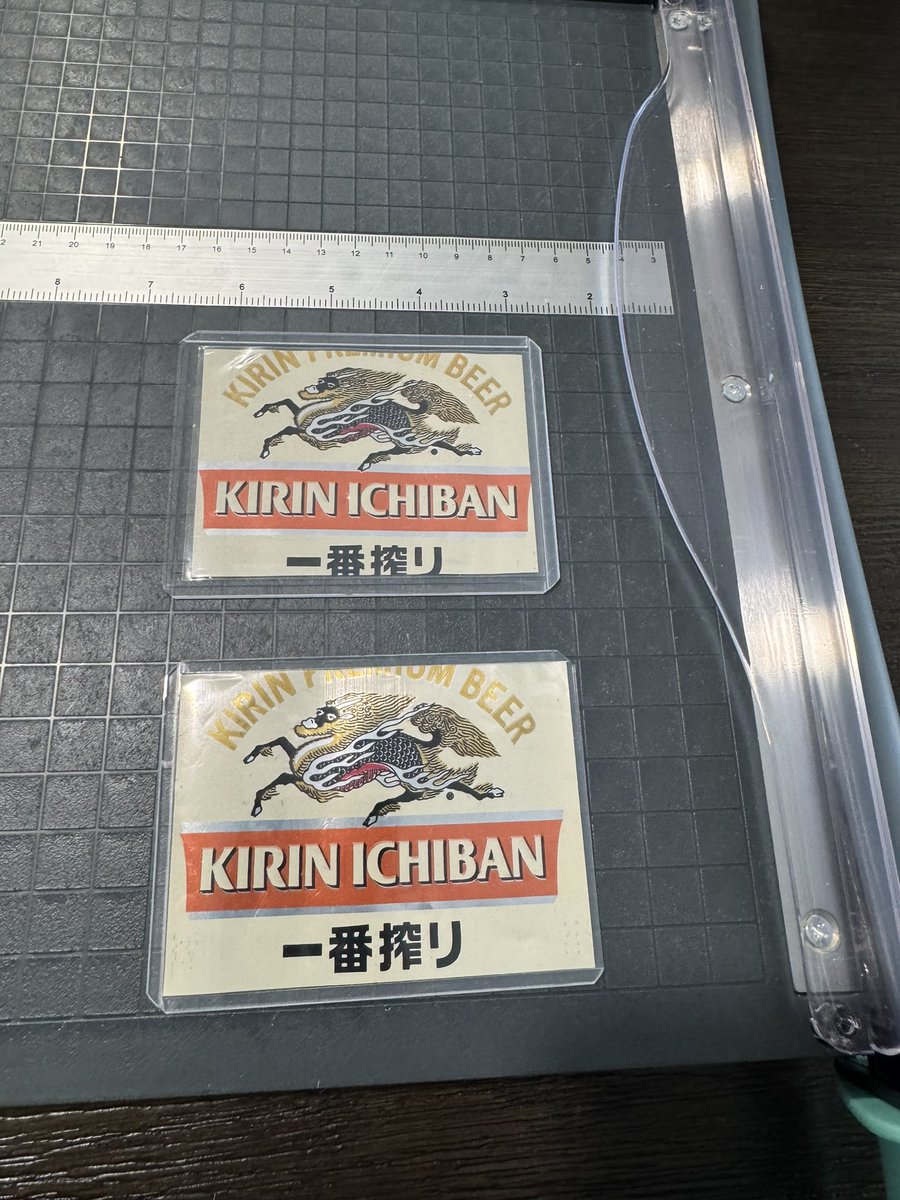 kage1570's tweet photo. 麒麟ビールの缶切り取って本来カードゲームを保管する為のカードローダーに入れて記念として取って置いた！暇な時に思いつきで作ったけどどうかな？

#ビール🍺
#お酒
#カード
#ハンドメイド https://t.co/TZTf1DHdUF