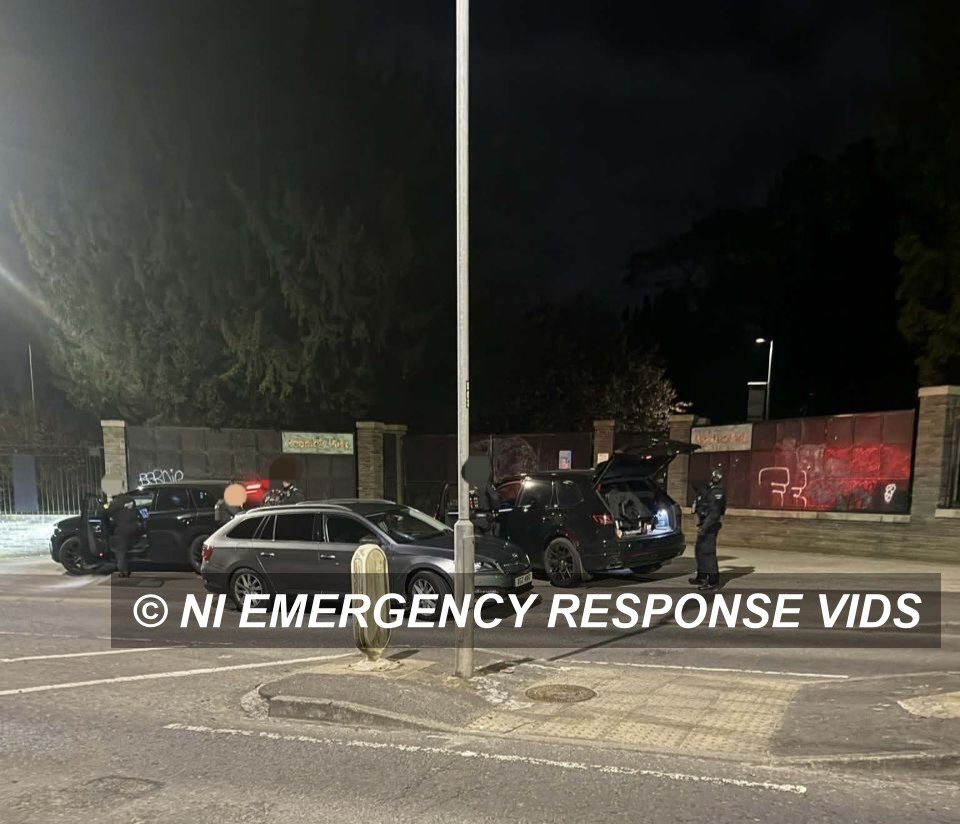 NiResponsevids's tweet image. ❗️INCIDENT - Police ARVs are currently on scene at both sides of the Park,  Garvaghy road and Park road, #Portadown. This area has been closed. More details may become available. #NorthernIreland