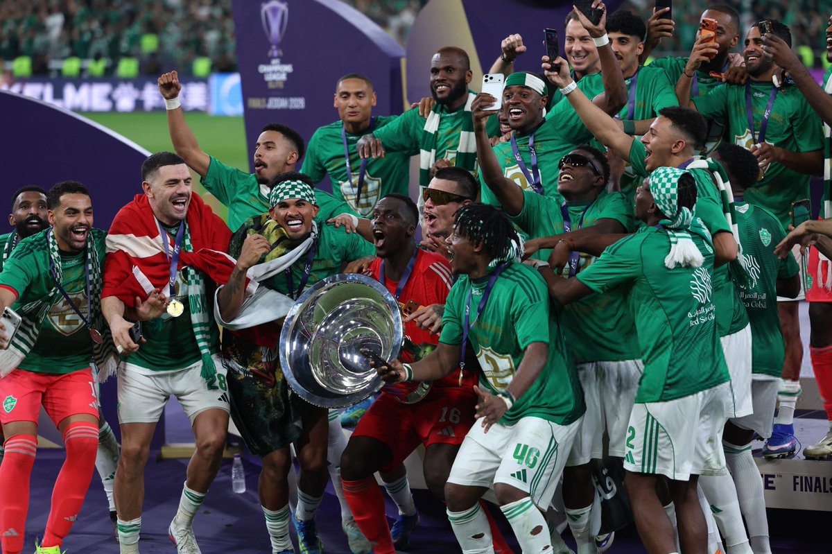 Rawano788's tweet photo. مرتني الدنيا بتسأل عن خبر..
ما به جديد "الأهلي" كالعادة بطل 🤪💚💚💚

 #الاهلي_بطل_اسيا https://t.co/iKYLXRw028